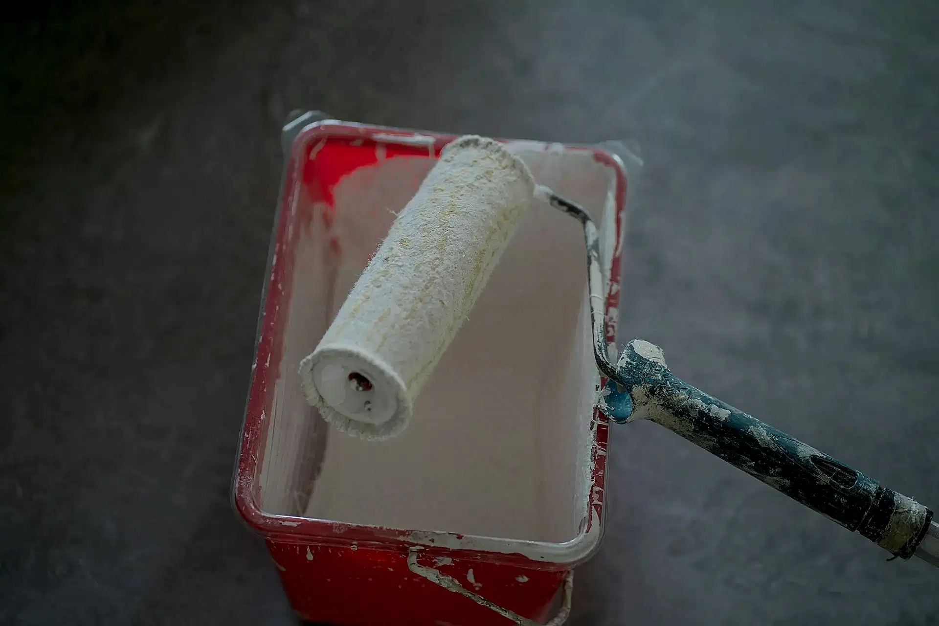 A paint roller on a pale