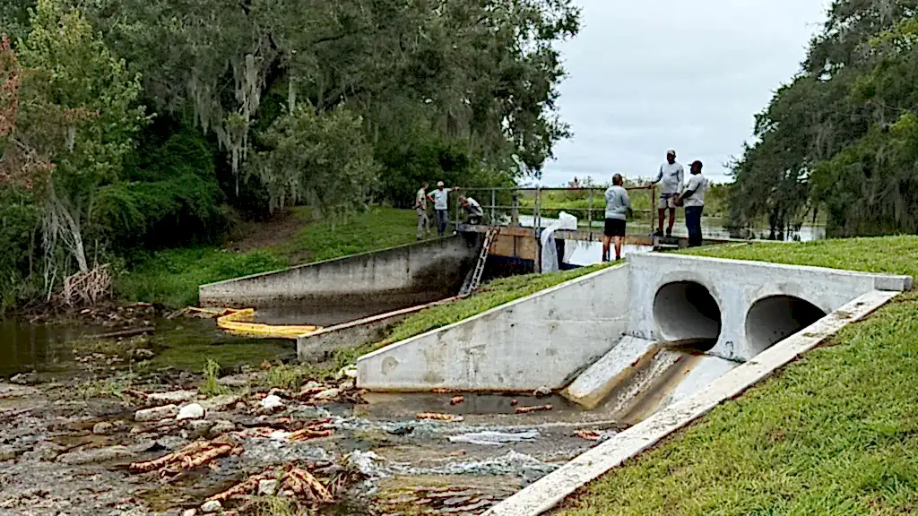 What Happens When a Florida Dam Starts Failing? How Soil Stabilization Protects Communities 1 Wide view of Lake Lulu dam, spillway, and culvert system in Winter Haven, FL during soil stabilization and repair project.