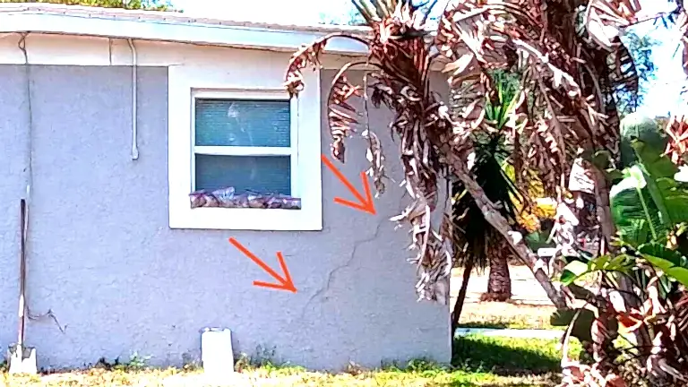 residential-foundationrepaircracks2 Foundation cracks on exterior stucco wall of settling home in Largo, Florida