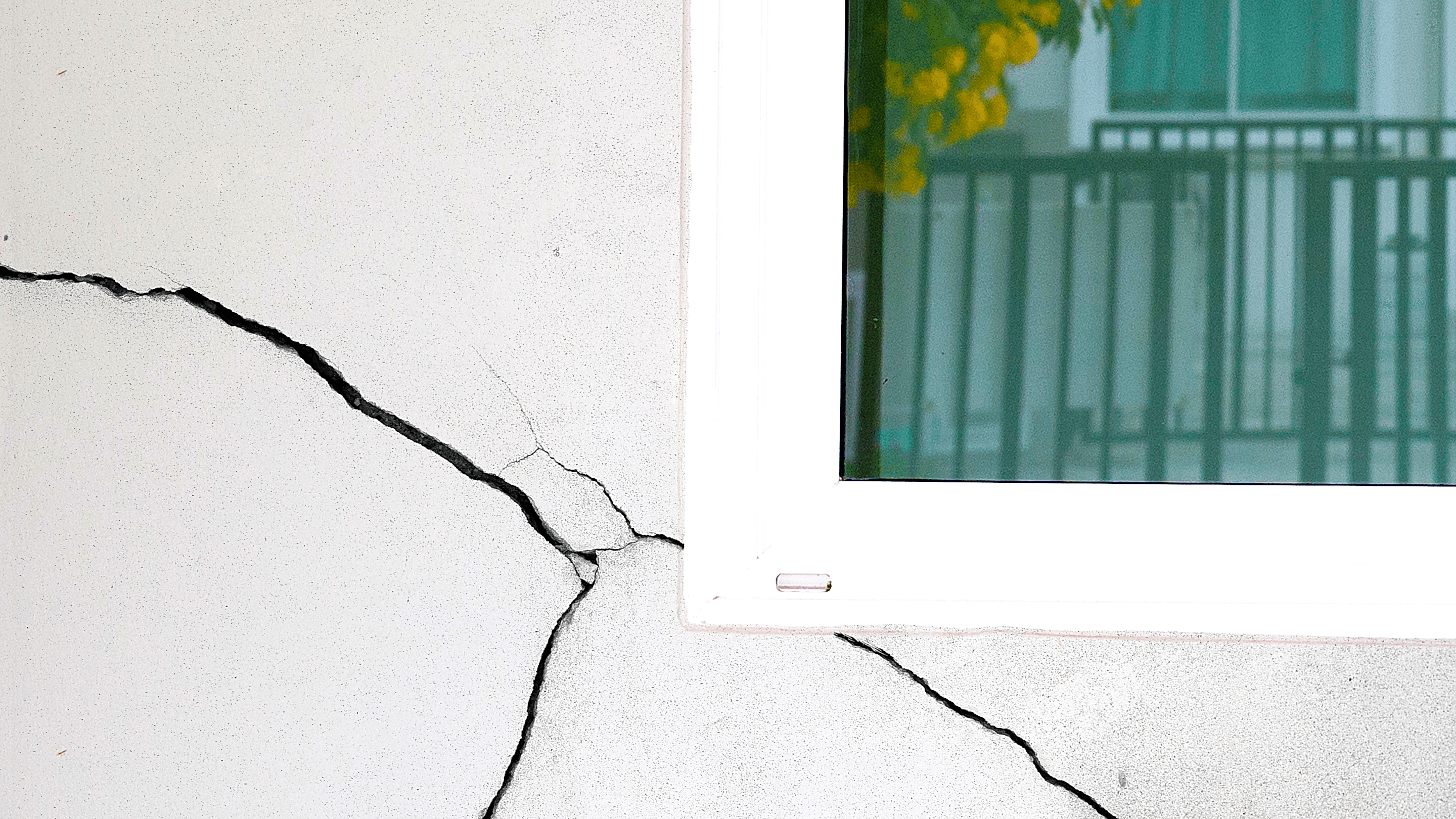 stucco crack and structural crack